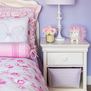 Réalisation d'une chambre d'enfant de 4 à 10 ans tradition de taille moyenne avec un mur violet et moquette.