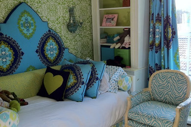 Ispirazione per una cameretta per bambini bohémian con moquette e pareti multicolore