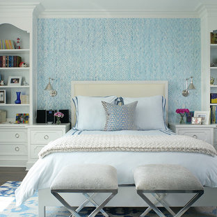 Esempio di una grande cameretta per bambini chic con pareti blu e parquet scuro
