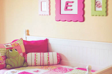 Foto de dormitorio infantil de 4 a 10 años de estilo de casa de campo de tamaño medio con parades naranjas