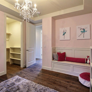 Immagine di un'ampia cameretta per bambini da 4 a 10 anni stile americano con pareti rosa, pavimento in legno massello medio e pavimento marrone