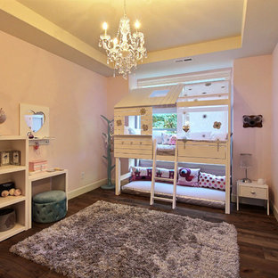 Foto di un'ampia cameretta per bambini da 4 a 10 anni american style con pavimento in legno massello medio, pavimento marrone e pareti rosa