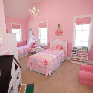 Foto di una grande cameretta per bambini da 4 a 10 anni country con pareti rosa, moquette e pavimento beige