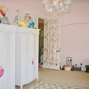 Idee per una cameretta per bambini da 4 a 10 anni vittoriana di medie dimensioni con pareti rosa e pavimento rosa
