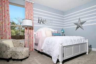 Imagen de dormitorio infantil de 4 a 10 años tradicional renovado de tamaño medio con paredes azules y moqueta
