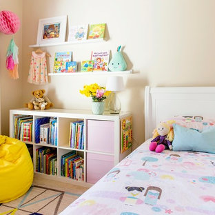 Kleines Klassisches Kinderzimmer mit Schlafplatz, beiger Wandfarbe und Teppichboden in Melbourne