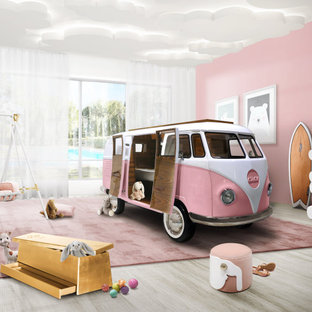 Immagine di una grande cameretta per bambini moderna con pareti rosa