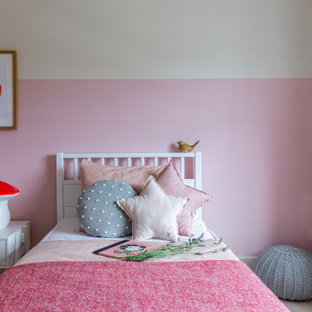 Foto di una piccola cameretta per bambini da 4 a 10 anni minimal con pareti beige, moquette e pavimento rosso