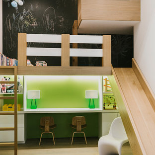 Exemple d'une grand chambre d'enfant de 4 à 10 ans tendance avec un mur noir, un sol en bois clair et un sol beige.
