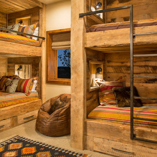 Idee per una cameretta per bambini da 4 a 10 anni stile rurale con pareti beige e moquette