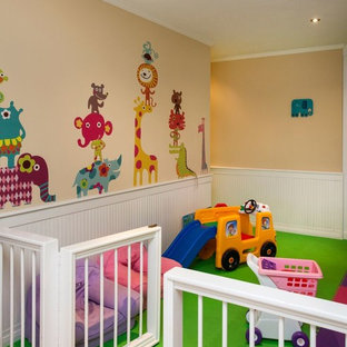 Exemple d'une grand chambre d'enfant de 1 à 3 ans tendance avec un mur jaune et moquette.