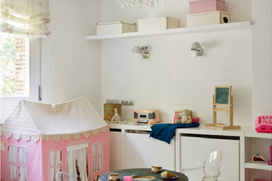 Diseño de dormitorio infantil de 1 a 3 años clásico renovado de tamaño medio con paredes blancas