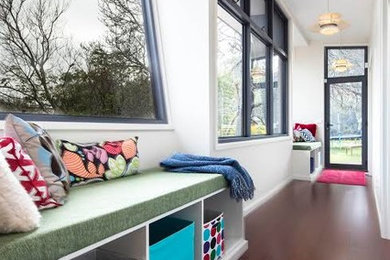 Aménagement d'une petite chambre d'enfant de 4 à 10 ans moderne avec un mur blanc, parquet foncé et un sol marron.