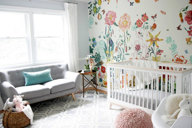 Ejemplo de habitación de bebé contemporánea con paredes azules, suelo de madera en tonos medios y suelo marrón