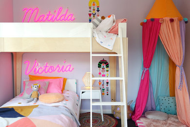 На фото: детская среднего размера в стиле неоклассика (современная классика) с спальным местом и ковровым покрытием для девочки с
