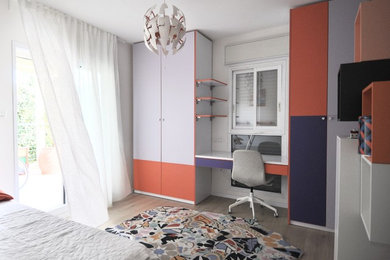 他の地域にある小さなトランジショナルスタイルのおしゃれな子供部屋 (紫の壁、ラミネートの床、ティーン向け、ベージュの床) の写真
