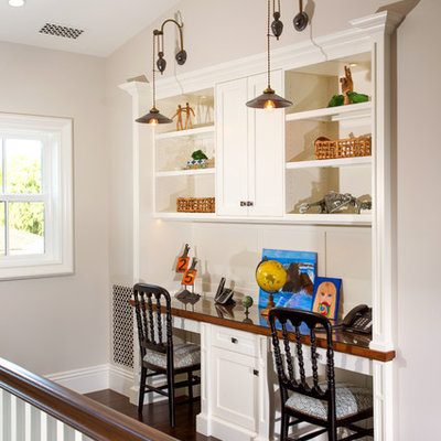 Inspiration for a timeless gender-neutral kids' study room remodel in Los Angeles