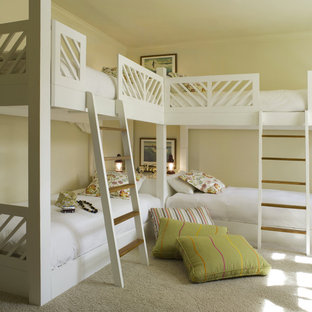 Immagine di una cameretta per bambini tropicale con pareti beige, moquette e pavimento beige