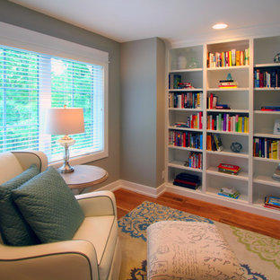 Diseño de dormitorio infantil de estilo americano, grande, con escritorio, paredes grises y suelo de madera clara