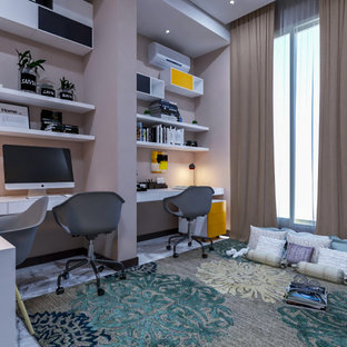 Idéer för ett litet modernt könsneutralt tonårsrum kombinerat med skrivbord, med beige väggar, klinkergolv i porslin och vitt golv
