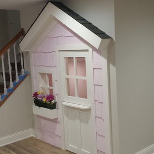Idee per una piccola cameretta per bambini da 4 a 10 anni stile americano con pareti rosa, pavimento in laminato e pavimento marrone