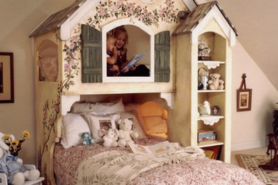 ニューヨークにあるお手頃価格の広いヴィクトリアン調のおしゃれな子供部屋 (児童向け) の写真
