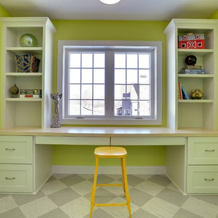Réalisation d'une grand chambre d'enfant de 4 à 10 ans tradition avec un mur multicolore, un sol en linoléum et un sol vert.