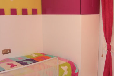Diseño de dormitorio infantil de 4 a 10 años tradicional renovado pequeño con paredes multicolor