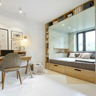 Foto di una piccola cameretta per bambini design con pareti bianche, pavimento in legno verniciato e pavimento bianco