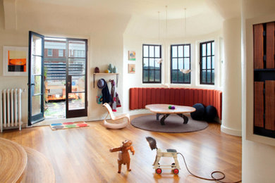 Diseño de dormitorio infantil de 1 a 3 años contemporáneo de tamaño medio con paredes blancas, suelo de madera clara y suelo beige