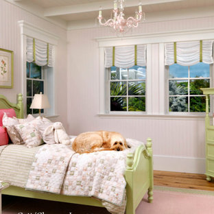 Immagine di una cameretta per bambini stile shabby con pareti rosa