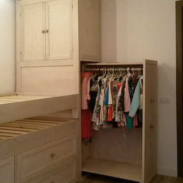 Jack-In-The-Box - pull-out warderobe