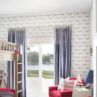 Cette photo montre une chambre d'enfant de 4 à 10 ans bord de mer avec un mur multicolore.