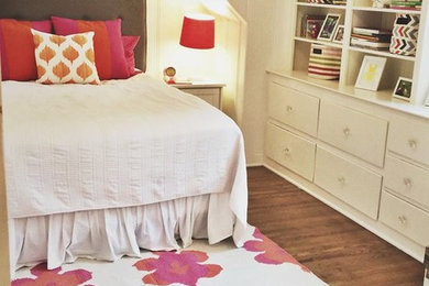 Kleines Mädchenzimmer mit Schlafplatz, weißer Wandfarbe und braunem Holzboden in Minneapolis
