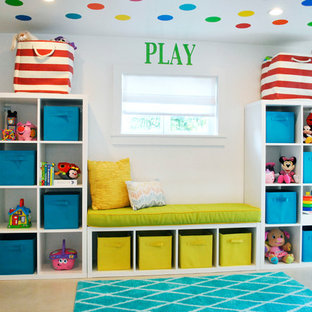 Foto di una piccola cameretta per bambini da 1 a 3 anni design con pareti bianche e pavimento con piastrelle in ceramica
