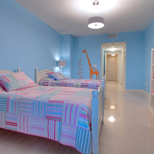 Ejemplo de dormitorio infantil de 4 a 10 años, ecléctico, grande, con paredes azules, suelo beige y suelo de mármol