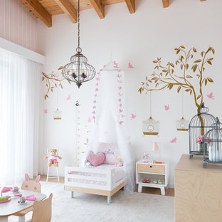Inspiration för ett mellanstort maritimt barnrum kombinerat med sovrum, med rosa väggar, ljust trägolv och beiget golv