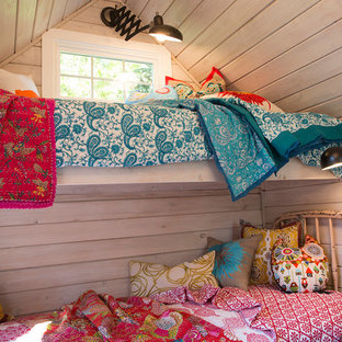 Idee per una piccola cameretta per bambini chic con pareti bianche