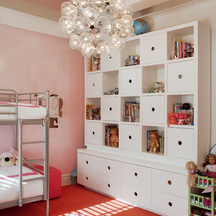 Diseño de habitación de niña actual con paredes rosas, moqueta y suelo naranja