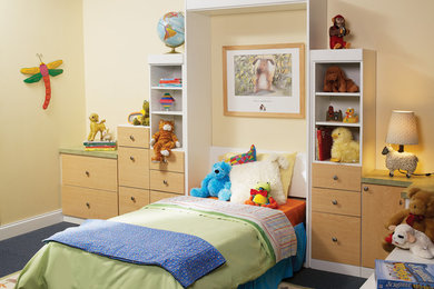Foto de dormitorio infantil de 1 a 3 años clásico de tamaño medio con paredes amarillas y moqueta