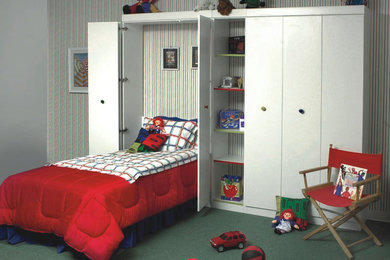 Immagine di una cameretta per bambini da 4 a 10 anni tradizionale di medie dimensioni con pareti verdi, moquette e pavimento verde