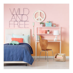Ispirazione per una cameretta per bambini minimalista di medie dimensioni con pareti rosa, parquet chiaro e pavimento beige