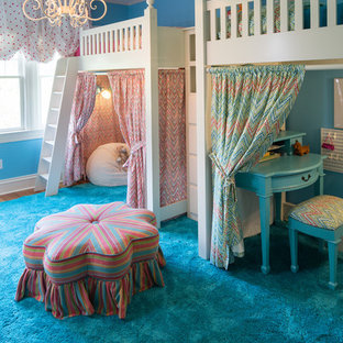 Idee per una grande cameretta per bambini da 4 a 10 anni chic con pareti blu e pavimento in legno massello medio