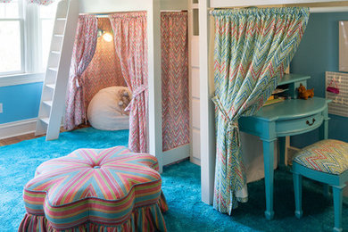Diseño de dormitorio infantil de 4 a 10 años clásico grande con paredes azules y suelo de madera en tonos medios