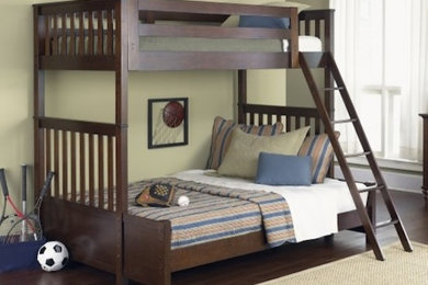 Imagen de dormitorio infantil de 4 a 10 años grande con paredes verdes y suelo de madera oscura