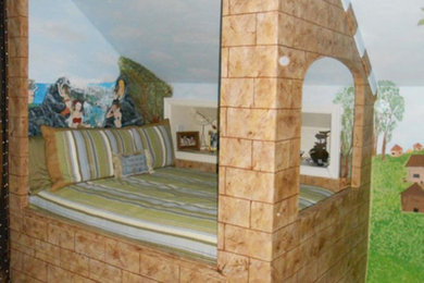 Стильный дизайн: детская среднего размера в классическом стиле с синими стенами, ковровым покрытием и спальным местом для ребенка от 4 до 10 лет, девочки - последний тренд