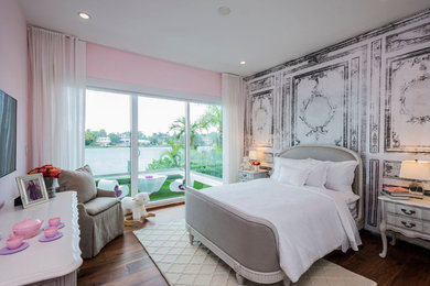 Bild på ett vintage barnrum kombinerat med sovrum, med rosa väggar och mellanmörkt trägolv