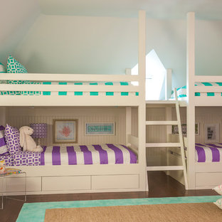 Idee per una cameretta da letto chic di medie dimensioni con pareti bianche e pavimento in legno massello medio