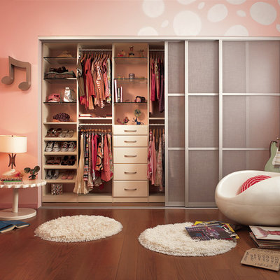 Example of a trendy girl kids' room design in New York
