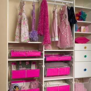 Esempio di una cameretta per bambini da 4 a 10 anni chic di medie dimensioni con pareti beige e moquette